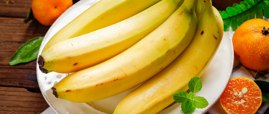 香蕉、西梅、金针菇……拯救便秘星人的 8 种食物大 PK！